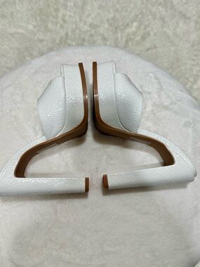 So Me White Textured Open-Back Mules